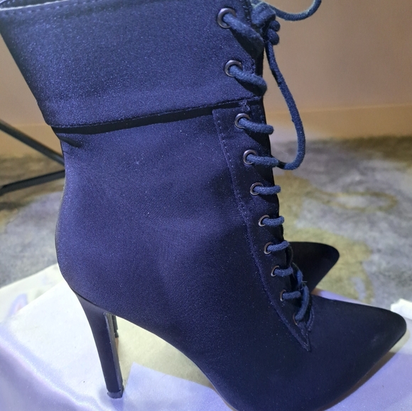 Goth Looking THOUNG FREE Black Beauties AKIRA - Picture 3 of 5